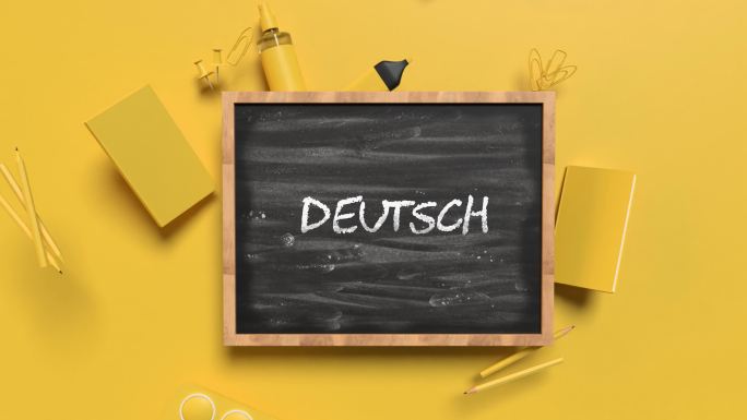 返校德意志德语概念，在4K分辨率的黄色背景黑板后面放置黄色学校设备