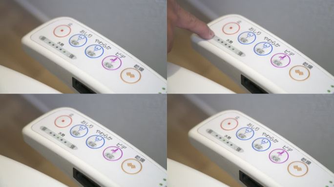 人手指按日本坐浴盆抽水马桶按钮