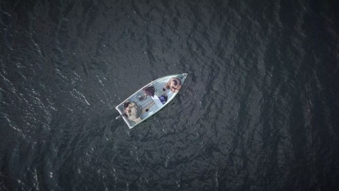 渔民在船上钓鱼的鸟瞰图