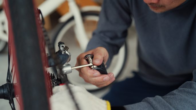 老人们在家里修理他的自行车。