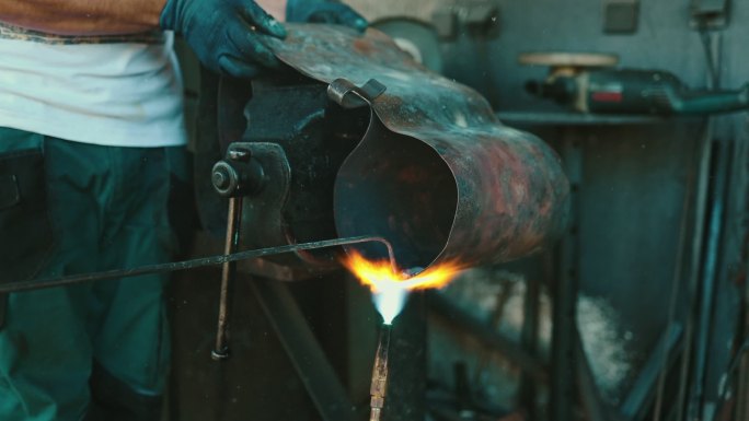 铜匠啤酒壶生产电焊火花焊接工人