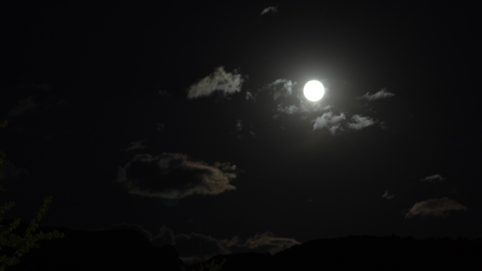 夜晚云层飘过月亮