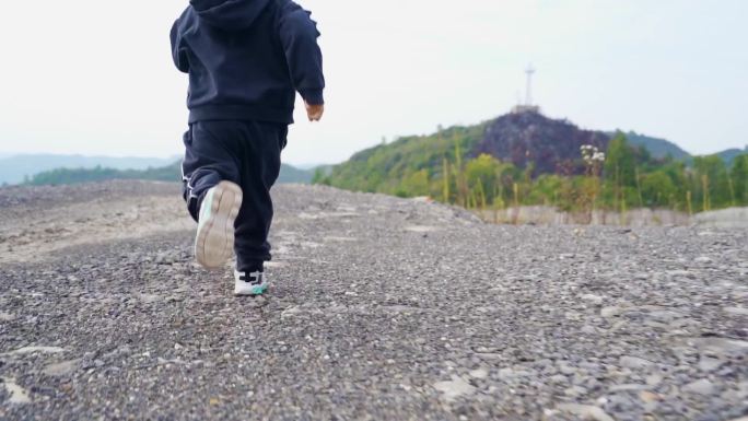 小男孩山顶奔跑背影户外跑步脚步特写小朋友