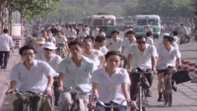 80年代 上海街头 自行车人流