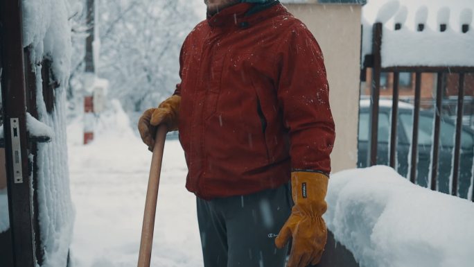 除雪日铲雪打扫院子