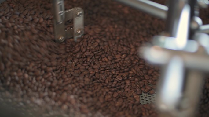 咖啡烘焙机旋转冷却过程在大型工业烘焙机中烘焙一批高品质单产地咖啡豆的过程；烤豆处于冷却循环中。