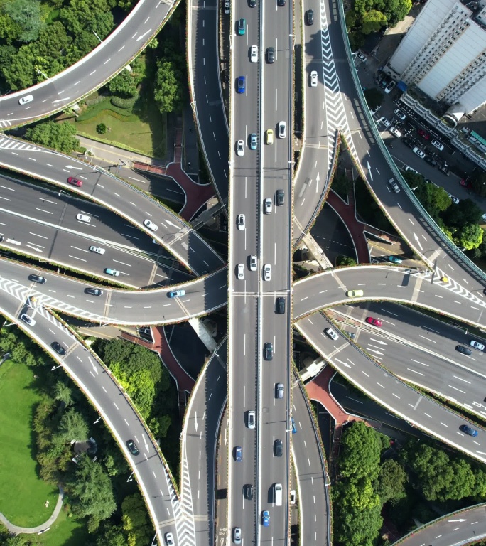 繁忙的道路交叉口城市规划绿化交通车流