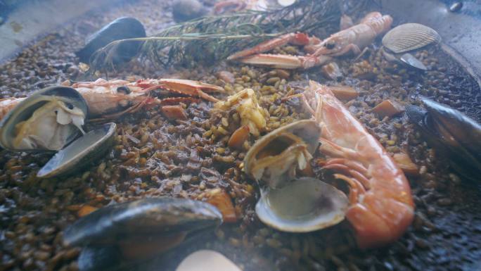 一道美味而热的海鲜饭的特写镜头。