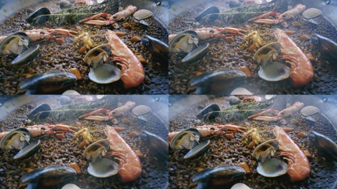 一道美味而热的海鲜饭的特写镜头。