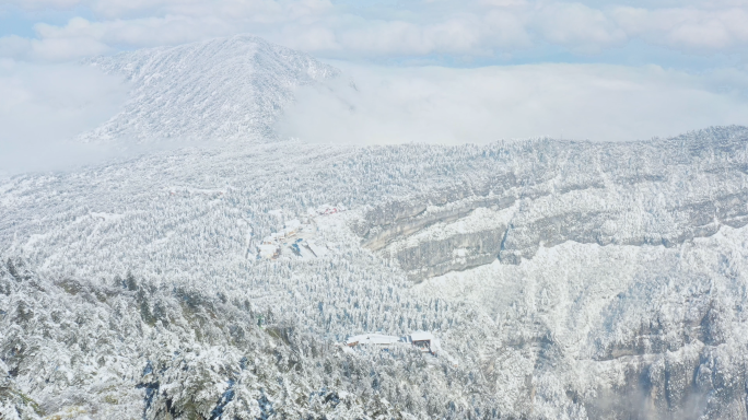 航拍峨眉山山谷雪景