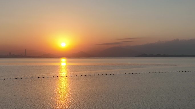 日出朝霞照耀在海面上