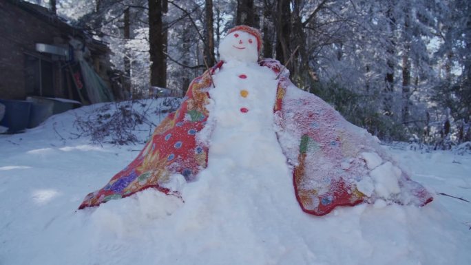 峨眉山上披着毛毯戴着帽子的雪人