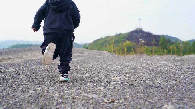 小男孩山顶奔跑跑步背影儿童节童年时光