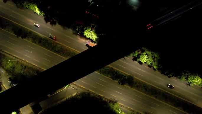 夜晚交通深汕路车流高架桥火车驶过