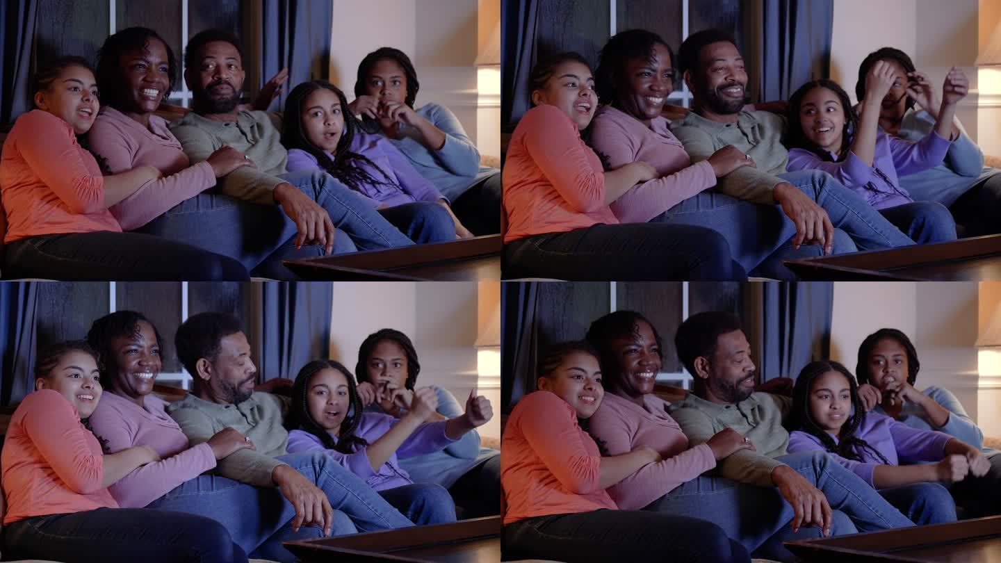 有三个女儿看电视的非裔美国人家庭
