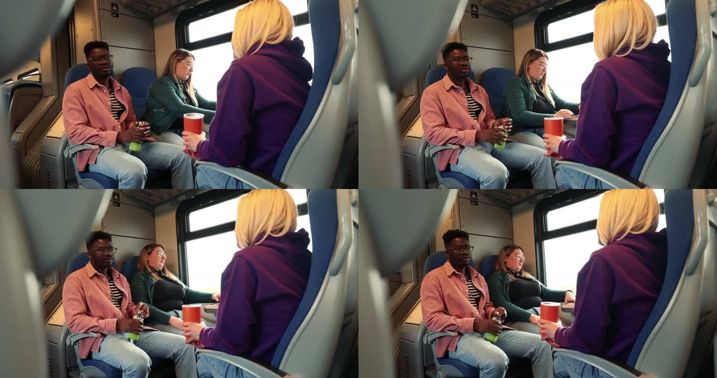 两个朋友坐公共汽车旅行时聊天，而他们的朋友拿着一本书读。