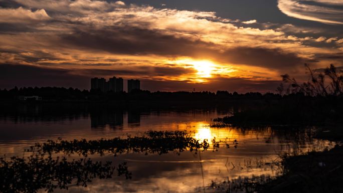 傍晚夕阳湖水倒影延时