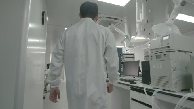 男子走进生物实验室背影研究医药科研检测