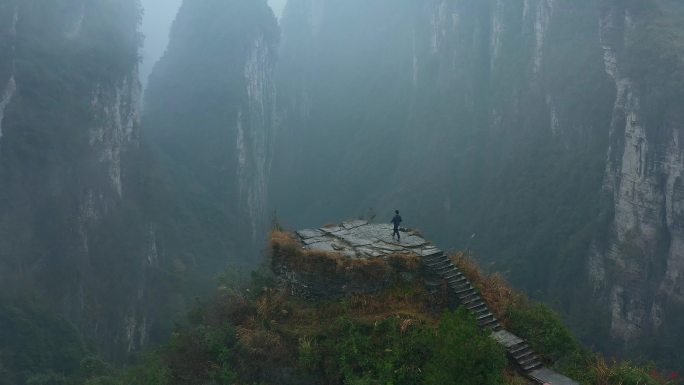 航拍一个人站在德夯大峡谷问天台上