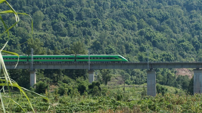 4K火车航拍升格