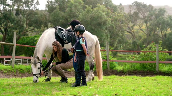 带着放牧马的女教员在农村田野与女孩交谈