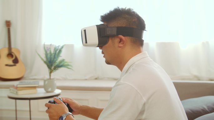 带VR眼镜玩游戏