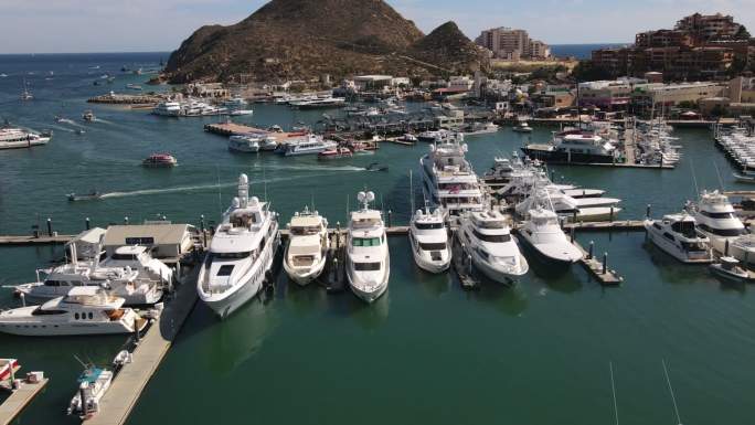 墨西哥南下加利福尼亚州Cabo San Lucas的远洋游艇码头