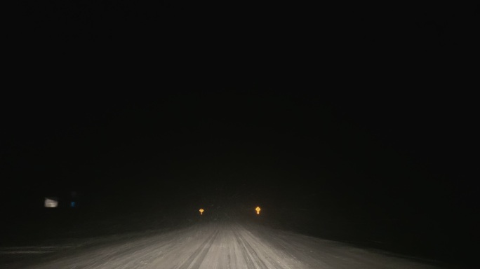 夜间在暴风雪中沿道路行驶，同时在远光灯和近光灯之间切换（前照灯）