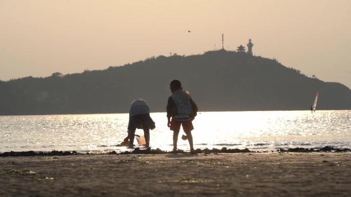 夕阳海边沙滩儿童嬉戏