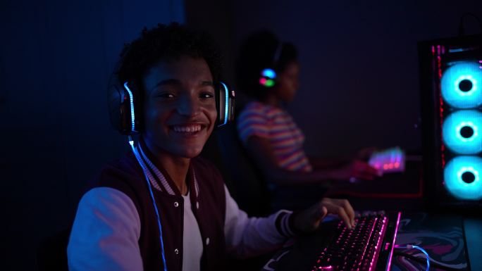 一个十几岁男孩在家玩电脑的肖像