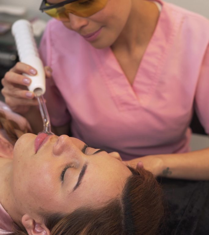 专业的女性美容师对客户进行美容治疗