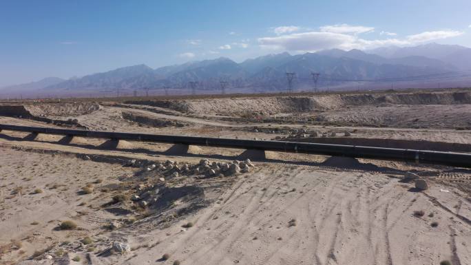 戈壁山地在建天然气管道