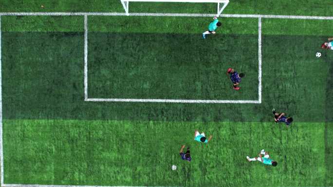 鸟瞰，五人制足球队运动员的一个足球场，露天体育场人工草地。