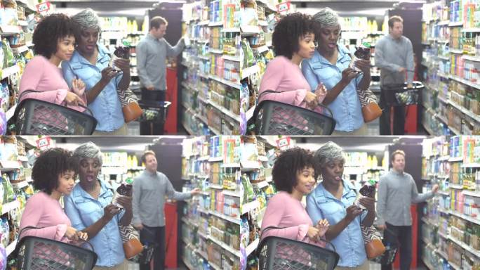 非裔美国妇女在超市聊天