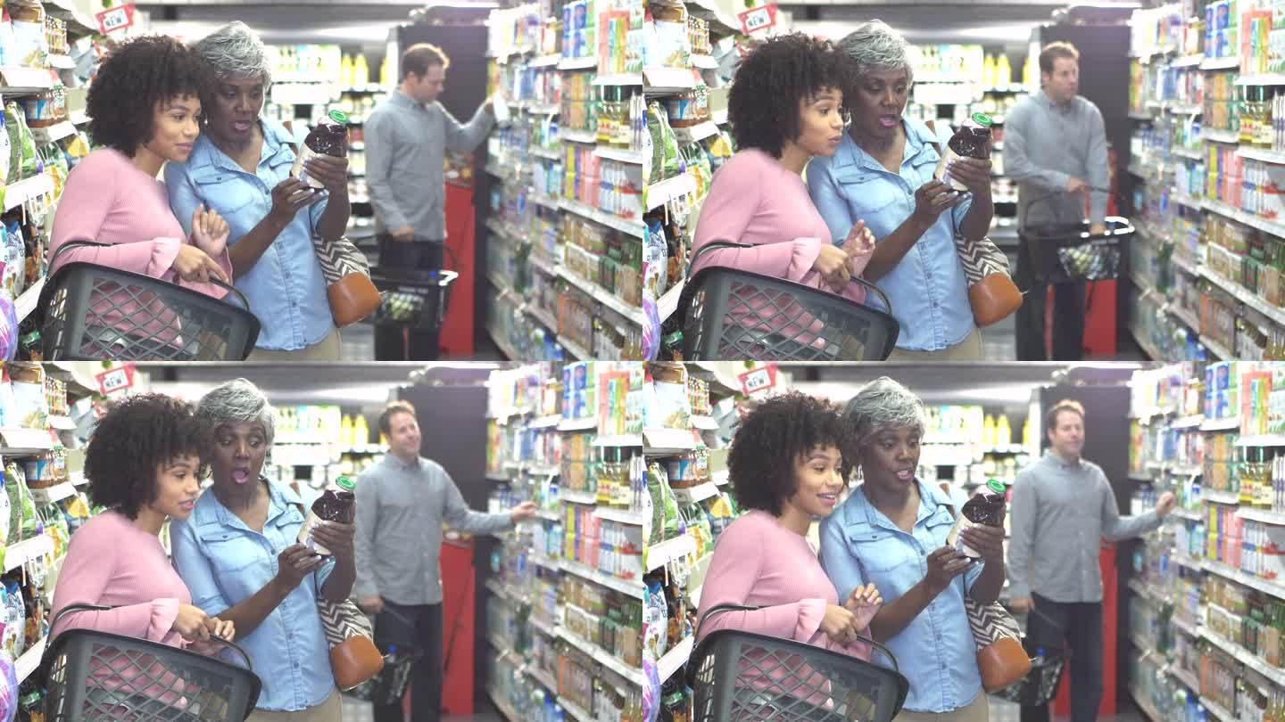 非裔美国妇女在超市聊天