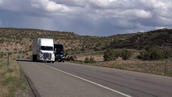 在科罗拉多州和犹他州之间的州际高速公路上行驶的半卡车，特写视频剪辑