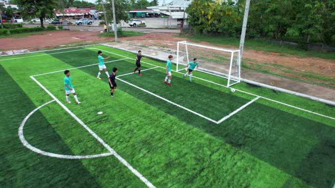 鸟瞰，五人制足球队运动员的一个足球场，露天体育场人工草地。
