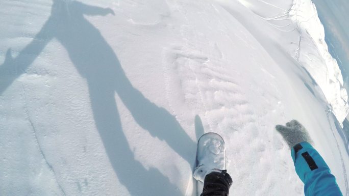 POV阳光明媚的一天，在粉雪中滑雪