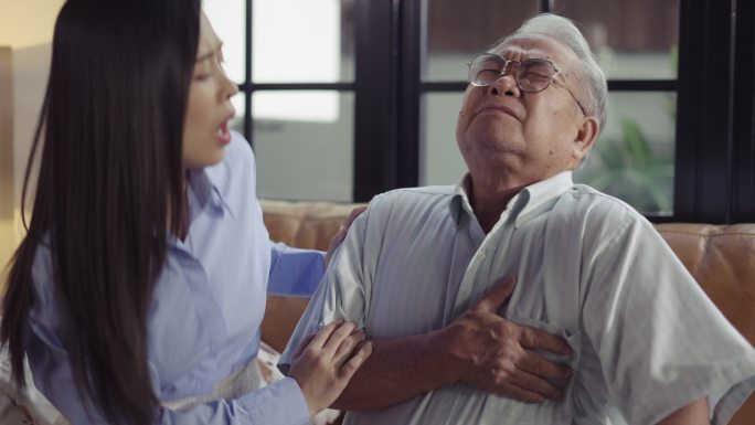 在家照顾胸痛的老爸的女人