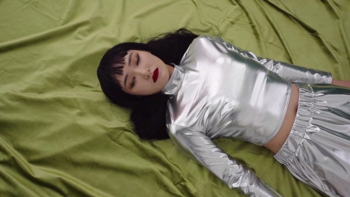 时尚科技感美女躺在绿布上