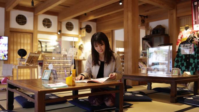 日本女性在日本龙冈酒店阅读杂志