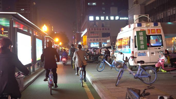 西安未央区城市夜景路上骑行人群视频素材