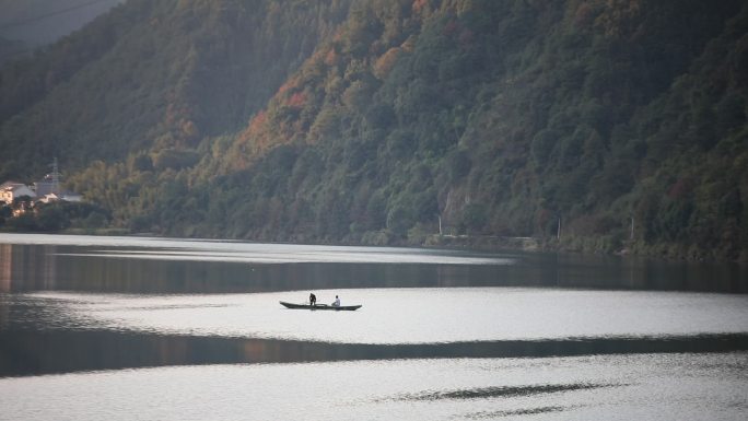 【原创】船夫湖面划船