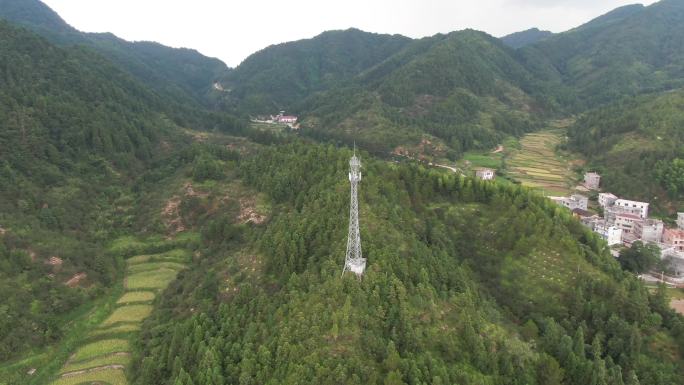 山谷中的通信基站信号基地