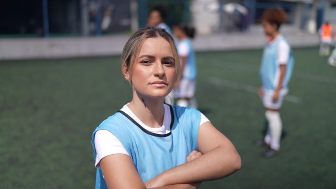 一名年轻女子足球运动员在运动场上的肖像