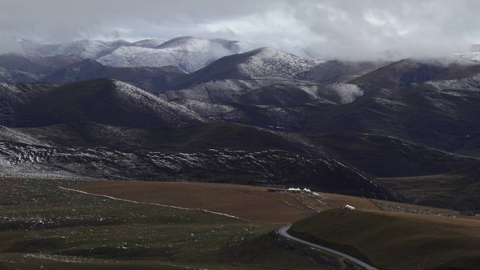 雪山连绵