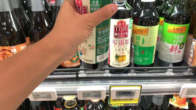 4k超市货架酱油售卖