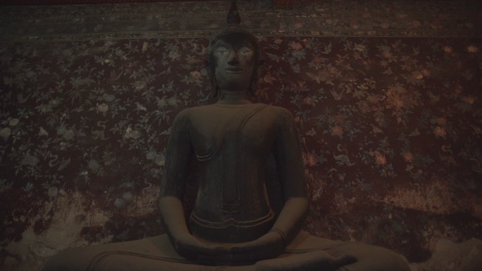 寺庙中黑色佛像的中景。