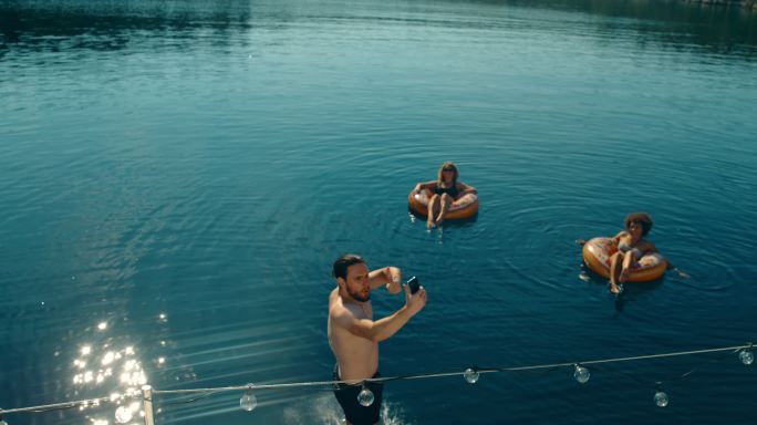 SLO MO Man用智能手机拍自拍时跳下船