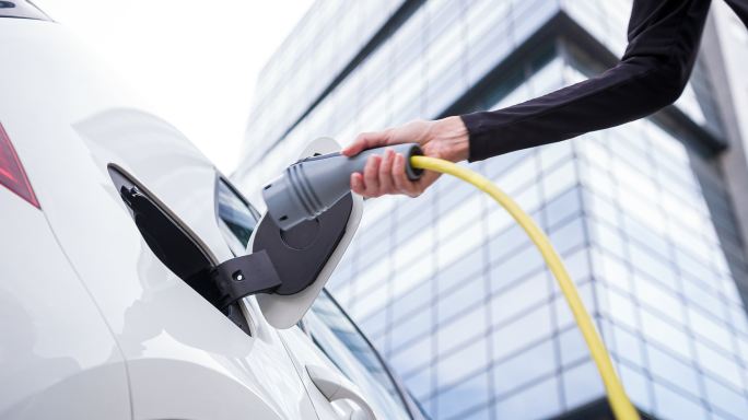 将电动汽车连接到商务区电动汽车充电站的环保人士